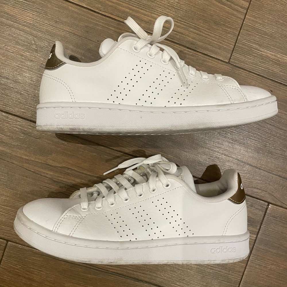 Adidas advantage white Sneakers with gold detail - size 7